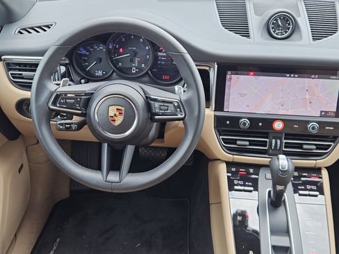 Used 2025 Porsche Macan image 25