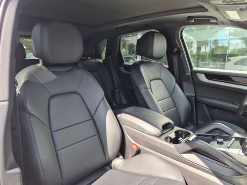 Certified 2025 Porsche Cayenne AWD/4WD image 25