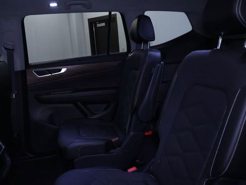 Used 2024 Volkswagen Atlas SE AWD/4WD image 16