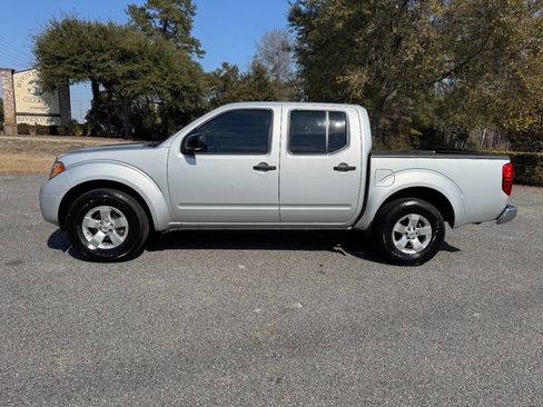 Used 2013 Nissan Frontier SV image 3