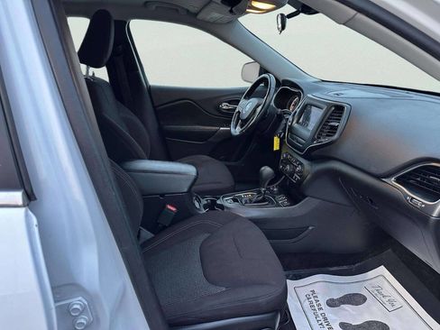 Used 2019 Jeep Cherokee Latitude w/ Cold Weather Group image 15