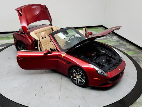 Used 2017 Ferrari California T RWD image 38