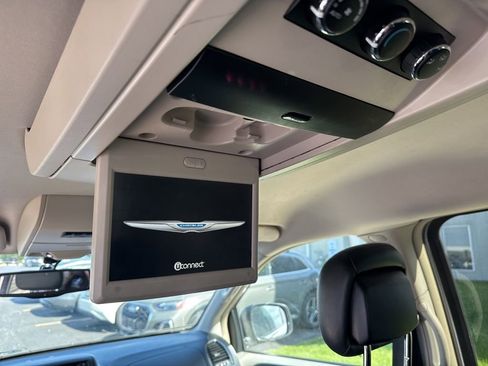 Used 2014 Chrysler Town & Country Touring-L w/ Driver Convenience Group FWD image 5
