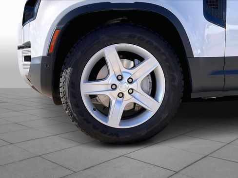 Used 2023 Land Rover Defender 110 SE image 8