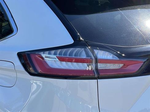 Used 2022 Ford Edge SEL w/ Convenience Package image 9