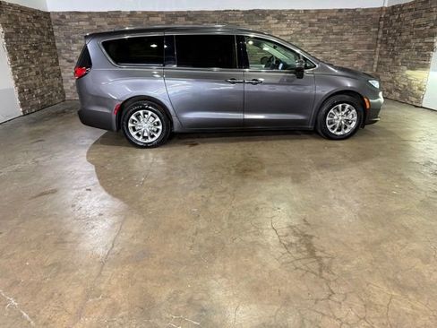 Used 2021 Chrysler Pacifica Touring-L image 10
