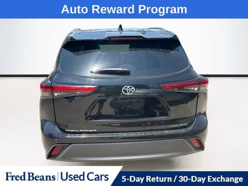 Used 2021 Toyota Highlander XLE AWD/4WD image 7
