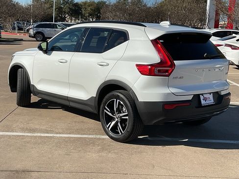 Used 2024 Volvo XC40 B5 Core image 7