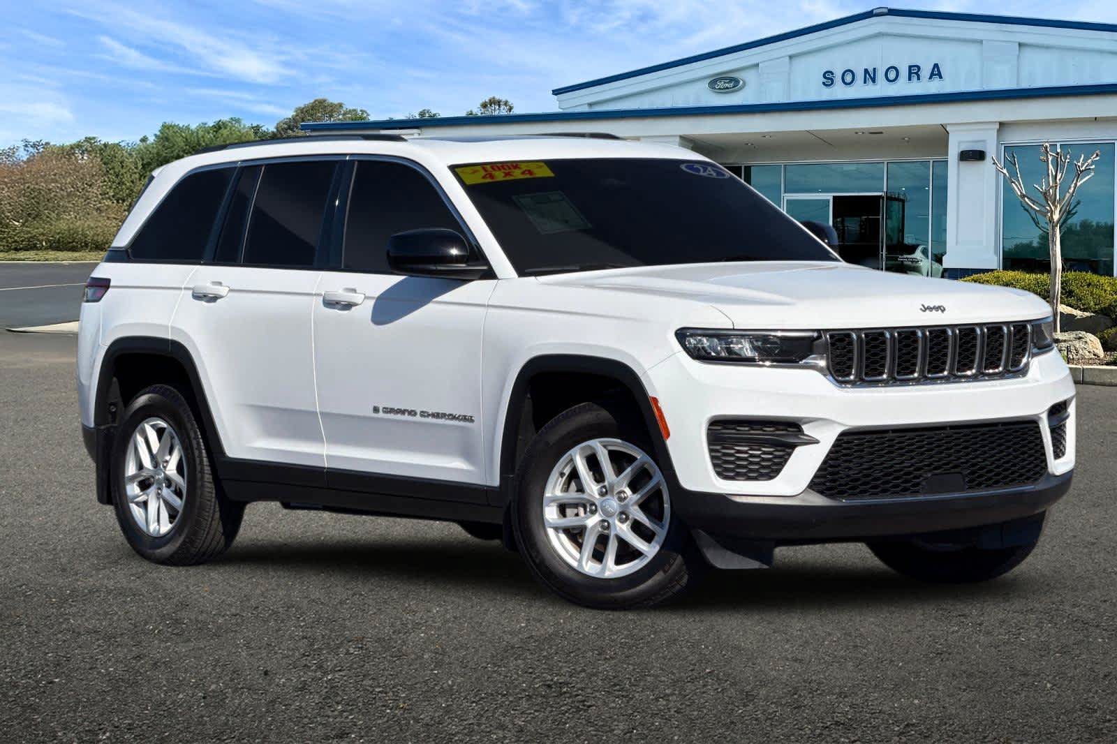 Used 2024 Jeep Grand Cherokee Laredo X AWD/4WD image 2
