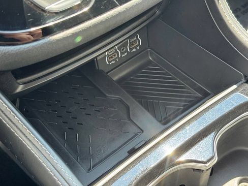 Used 2025 Chrysler Pacifica Limited FWD image 14