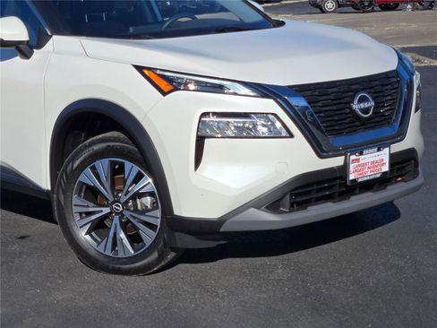 Used 2023 Nissan Rogue SV image 2