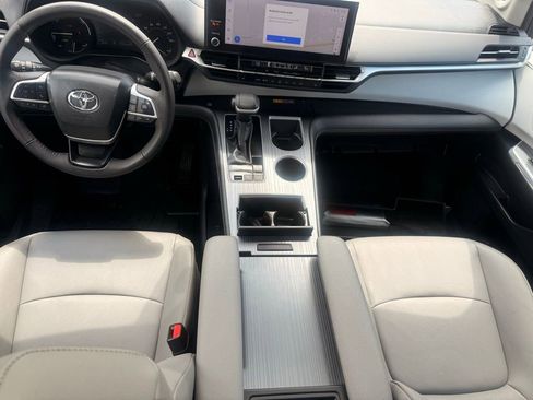 Used 2025 Toyota Sienna XLE w/ XLE Plus Package AWD/4WD image 34