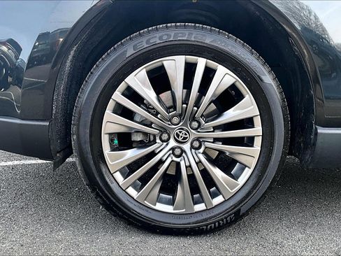 Used 2021 Toyota Venza XLE image 9