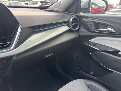 Used 2025 Chevrolet Trax LT FWD image 34