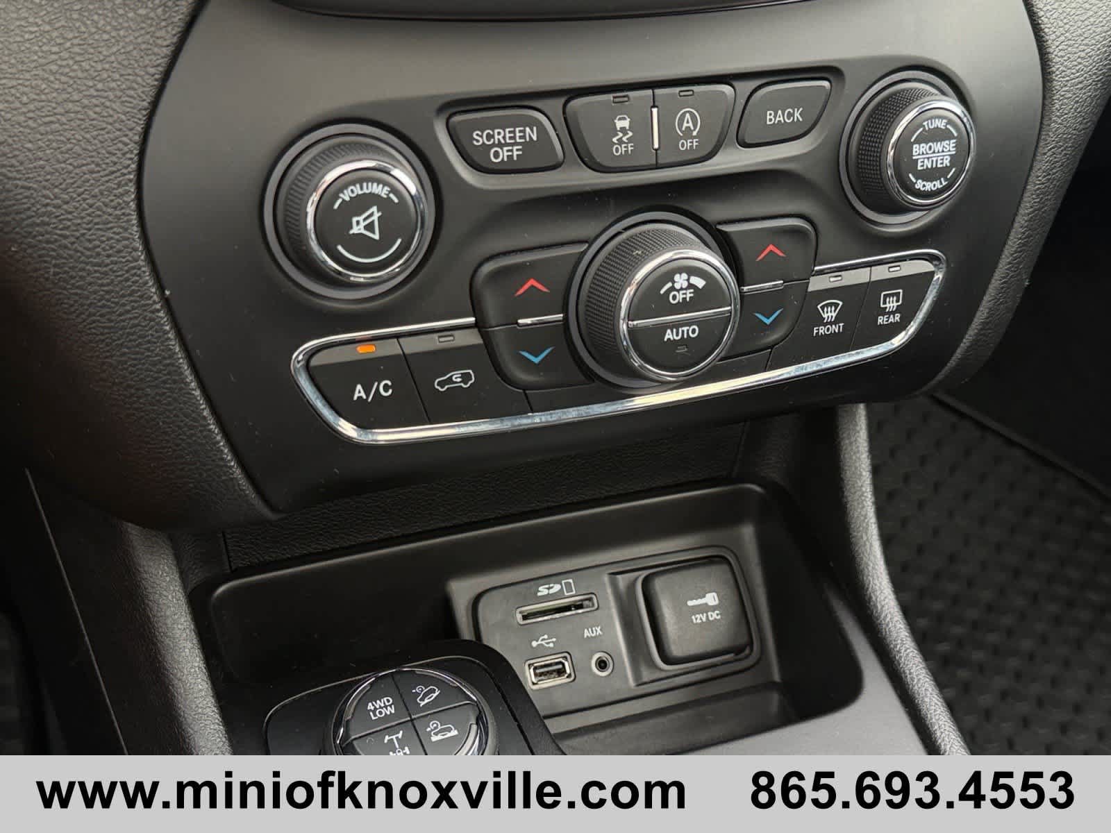 Used 2017 Jeep Cherokee Trailhawk AWD/4WD image 32