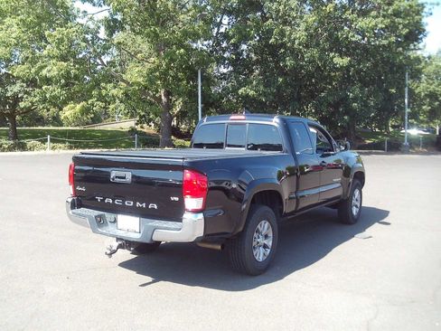 Used 2017 Toyota Tacoma SR5 w/ Tow Package AWD/4WD image 5