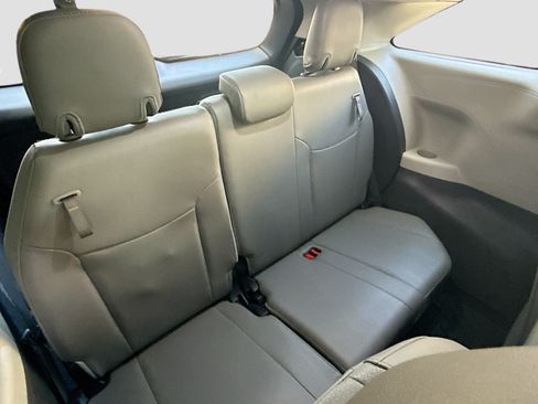 Used 2024 Toyota Sienna XLE FWD image 27