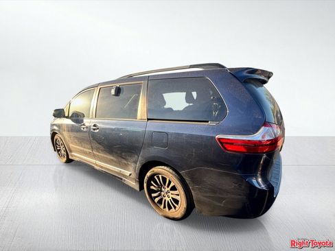 Used 2018 Toyota Sienna XLE w/ XLE Navigation Package FWD image 3