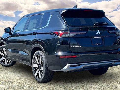 New 2026 Mitsubishi Outlander FWD image 3