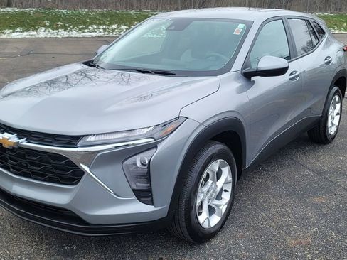 Used 2024 Chevrolet Trax LS w/ LS Convenience Package image 3