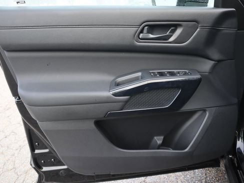 Used 2025 Nissan Pathfinder S image 12