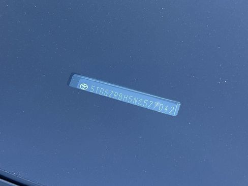 Used 2022 Toyota Highlander XLE AWD/4WD image 35