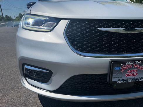 Used 2024 Chrysler Pacifica Touring-L FWD image 7