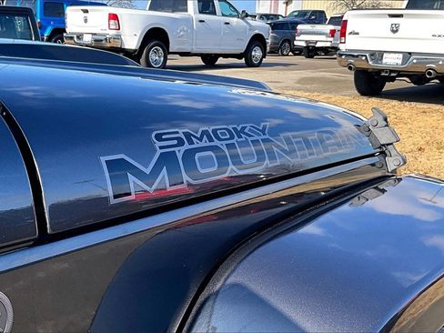 Used 2017 Jeep Wrangler Unlimited Sahara image 11