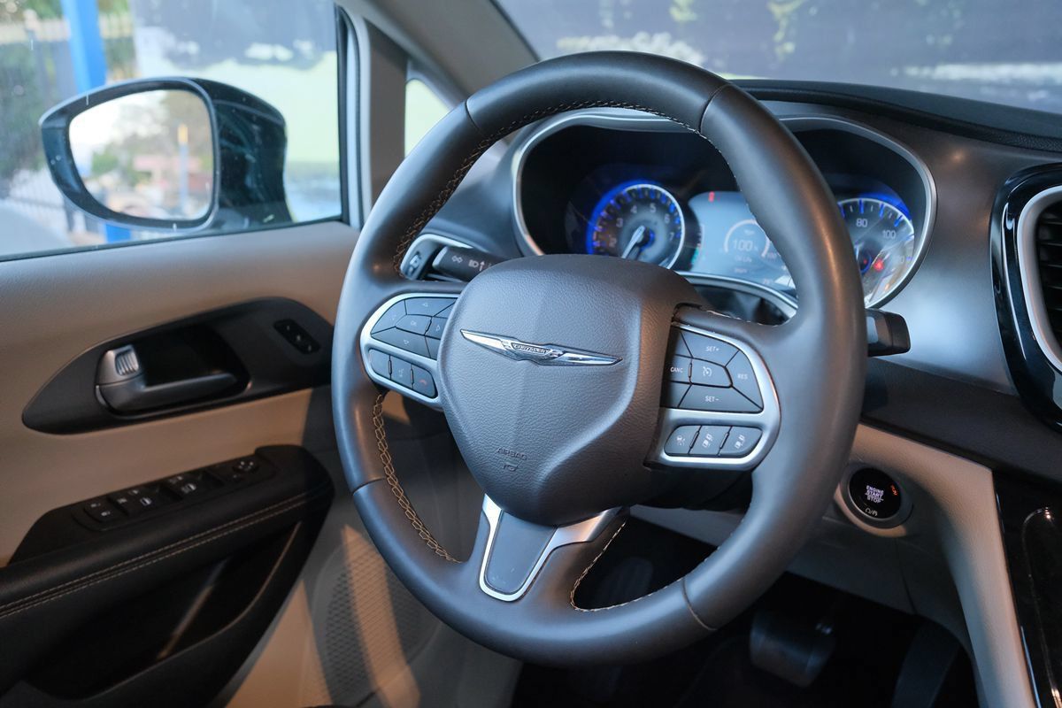 Used 2024 Chrysler Pacifica Touring-L FWD image 42