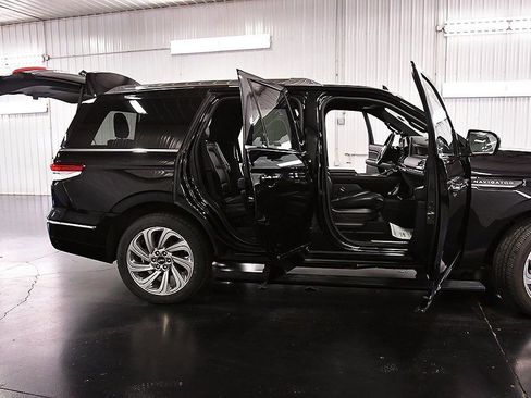 Used 2024 Lincoln Navigator Premiere image 32