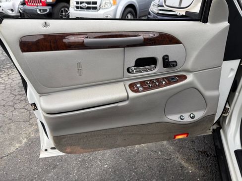 Used 2000 Lincoln Town Car Executive image 15