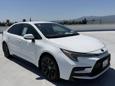 Used 2023 Toyota Corolla SE FWD image 2