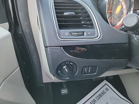 Used 2015 Dodge Grand Caravan SE image 13