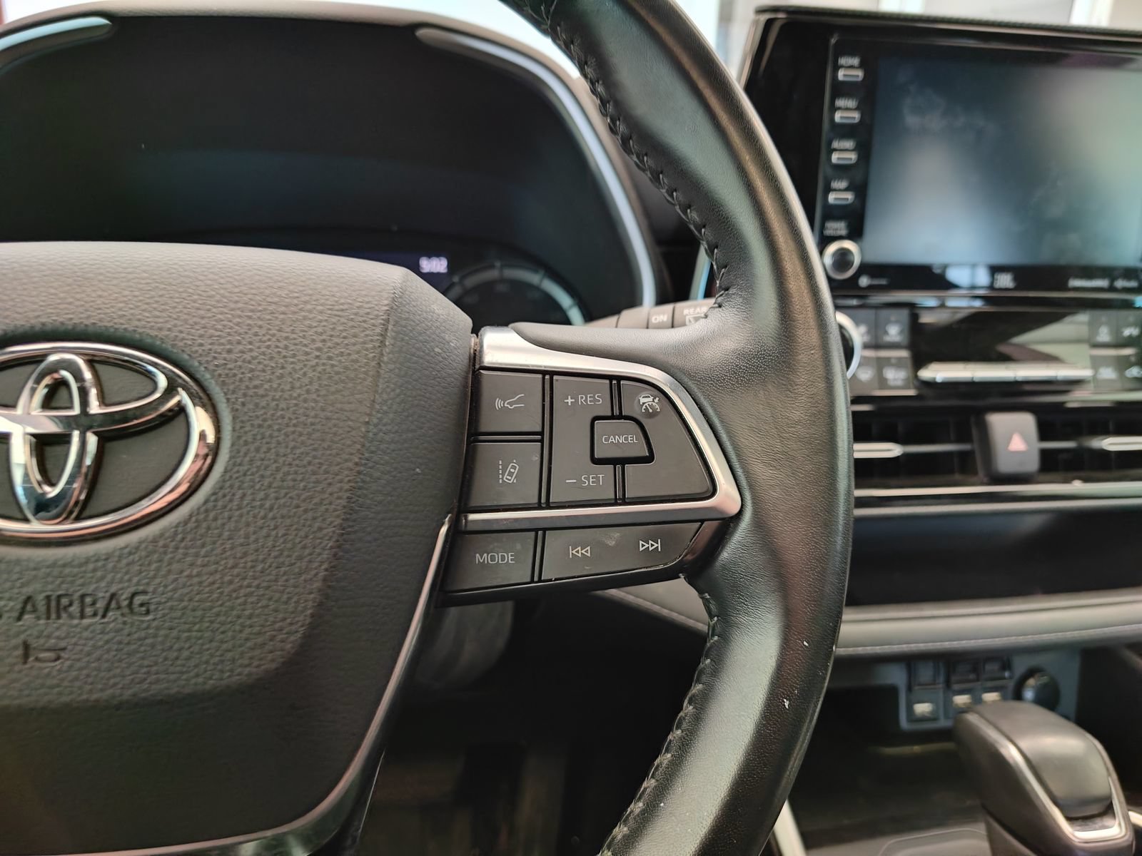 Used 2021 Toyota Highlander XSE AWD/4WD image 9
