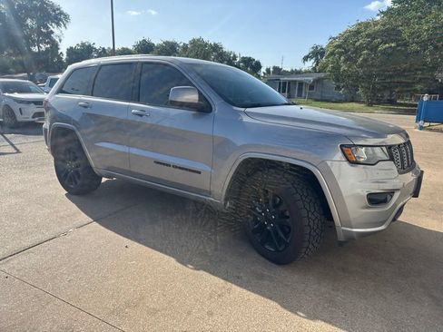 Used 2021 Jeep Grand Cherokee Laredo X AWD/4WD image 3