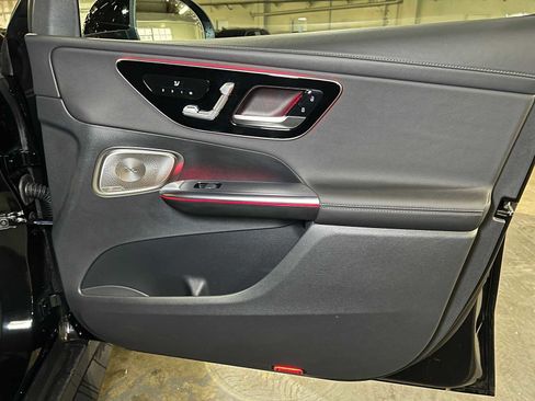 Used 2025 Mercedes-Benz GLC 300 4MATIC image 10