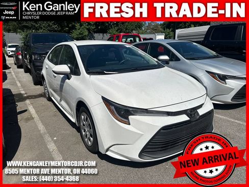 Used 2025 Toyota Corolla LE FWD image 2