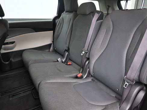 Used 2023 Kia Carnival LX FWD image 23