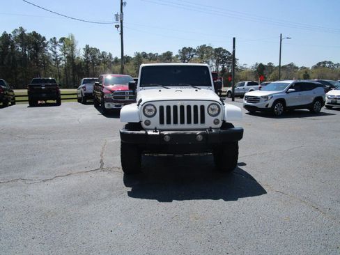 Used 2018 Jeep Wrangler Unlimited Sahara w/ Connectivity Group image 2