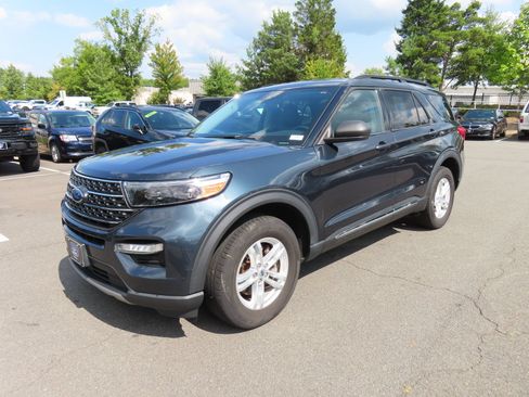 Used 2023 Ford Explorer XLT w/ Equipment Group 202A AWD/4WD image 3