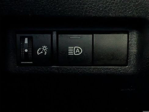 Used 2020 Toyota RAV4 LE FWD image 23