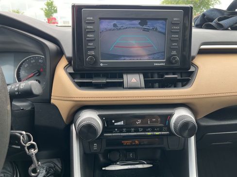 Used 2022 Toyota RAV4 LE image 11