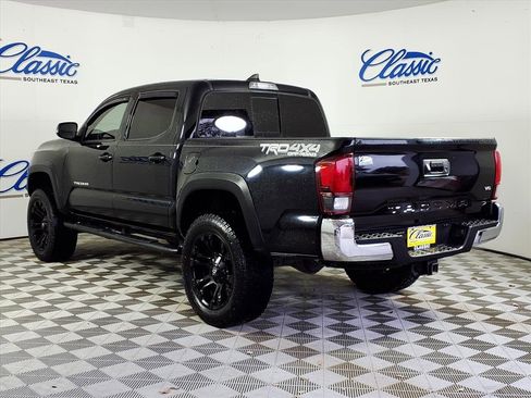 Used 2019 Toyota Tacoma TRD Off-Road image 2