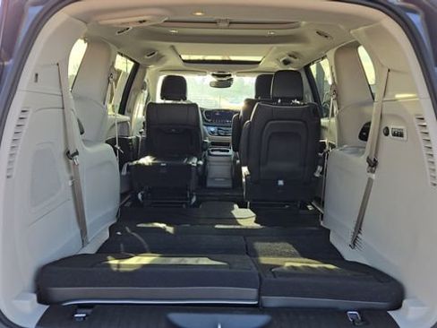 Certified 2021 Chrysler Pacifica Limited image 31
