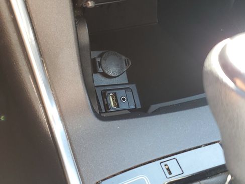 Used 2016 Toyota Camry LE FWD image 29