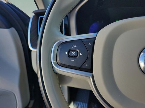 Used 2022 Volvo XC60 B5 Momentum w/ Protection Package Premier image 19