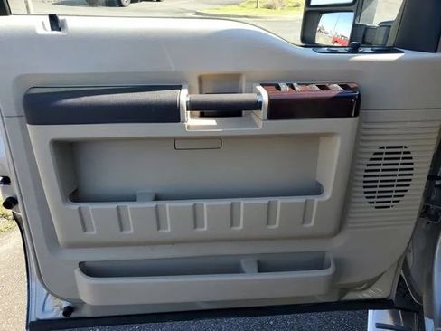 Used 2010 Ford F250 Lariat image 17