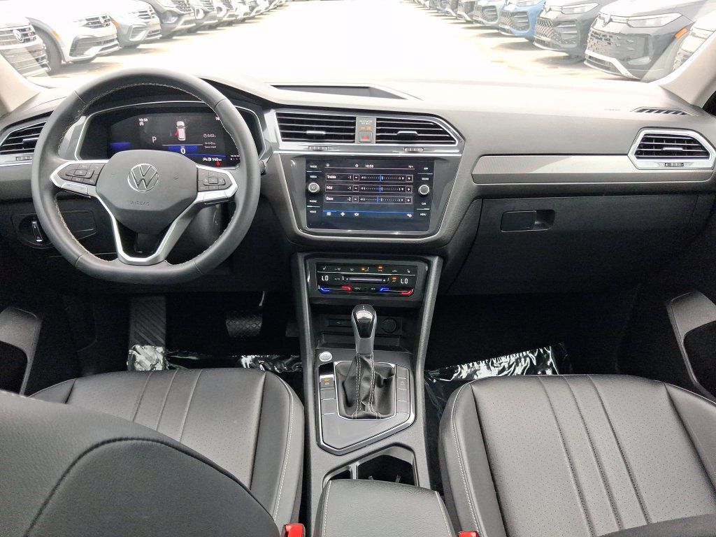 Certified 2023 Volkswagen Tiguan SE w/ Panoramic Sunroof Package FWD image 17