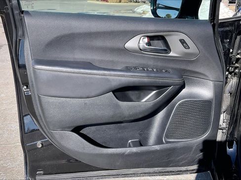 Certified 2025 Chrysler Pacifica Select image 20