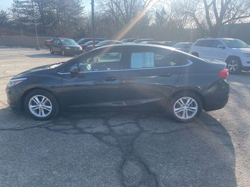 Used 2018 Chevrolet Cruze LT w/ Convenience Package image 2